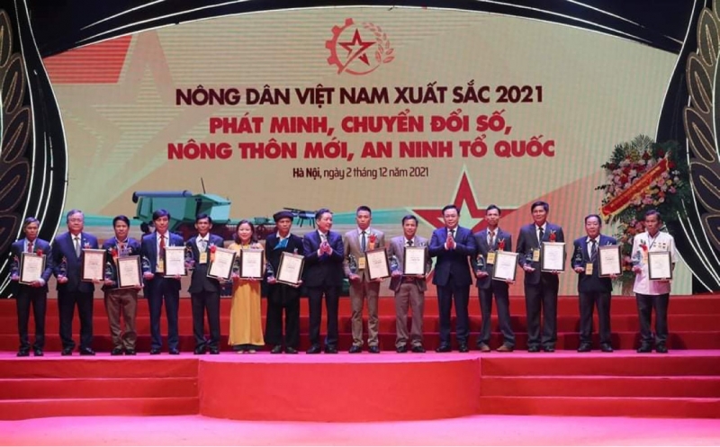 Bà Nguyễn Thị Hồng được vinh danh và trao danh hiệu “Nông dân Việt Nam xuất sắc” năm 2021