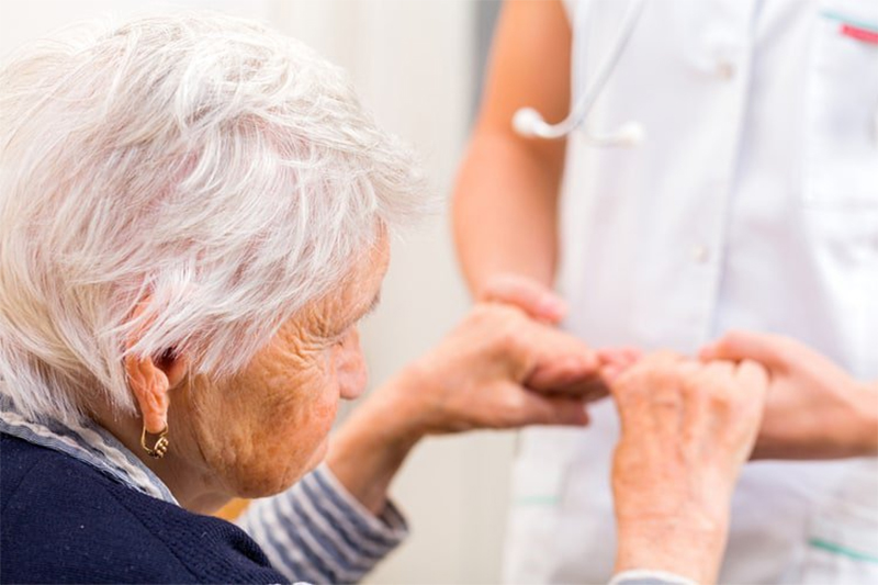Vì sao người cao tuổi thường bị suy giảm miễn dịch? 