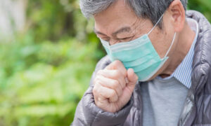 7 cách giúp phòng bệnh viêm phổi cho người cao tuổi khi rét đậm