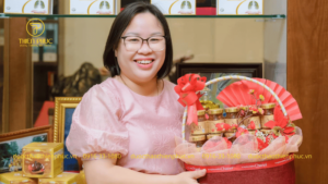 Bà Nguyễn Thị Hồng – Giám đốc Dược Thảo Thiên Phúc vinh dự nhận Bằng khen từ Chủ tịch UBND TP. Hà Nội